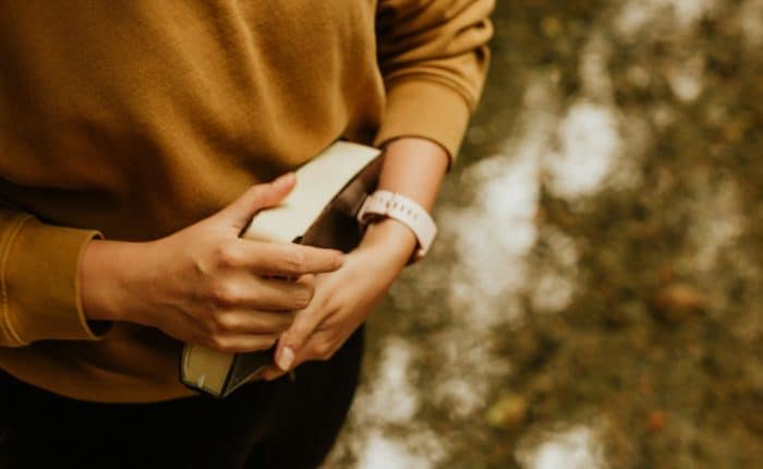 priscilla-du-preez-PCS-GSEP8VA-unsplash a person with book
