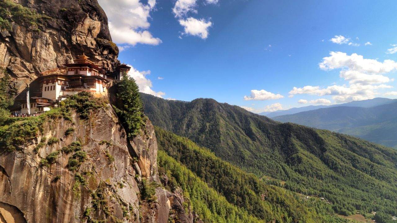 hiking tours in bhutan